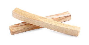 Beyaz arka planda iki palo santo.