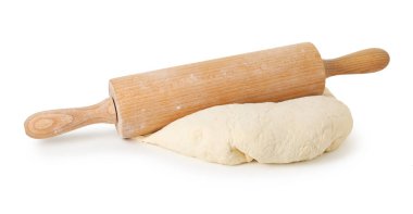 Taze hamur ve merdane beyaza izole edilmiş.