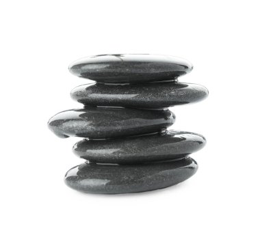 Beyaza izole edilmiş ıslak spa taşları yığını