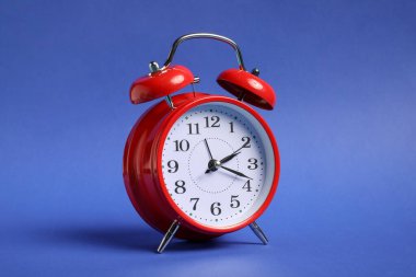 Mavi arkaplanda bir kırmızı alarm saati