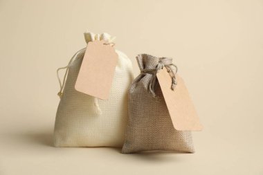 Bej arkaplanda etiketli çuval bezleri