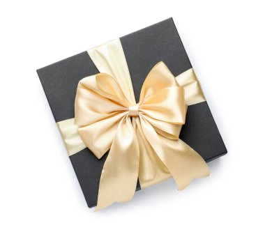 Altın yay ile hediye kutusu beyaz, üst manzara izole