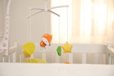 Bebek arabalı beşik çocuk odasında