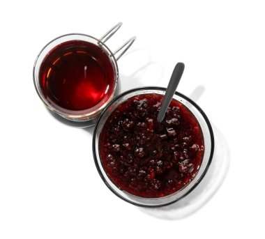 Bir bardak aromatik çay ve reçel beyaz üzerine izole edilmiş.