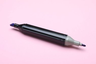 Pembe arka planda çift taraflı bir işaret