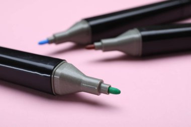 Açık pembe arkaplanda renkli işaretler, yakın plan