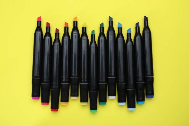 Sarı arkaplanda renkli çift taraflı işaretler, üst görünüm