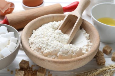 Hamur ve merdane için malzemeler beyaz ahşap masaya, yakın plan