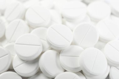 Arka plan olarak antibiyotik hapları yığını, yakın plan.