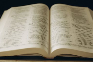 Masada İngilizce İncil 'i aç, yakın plan.