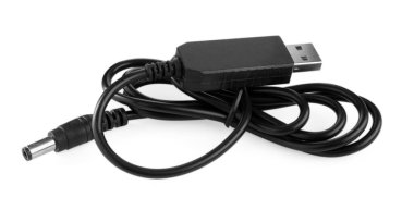 Siyah USB şarj kablosu beyazda izole