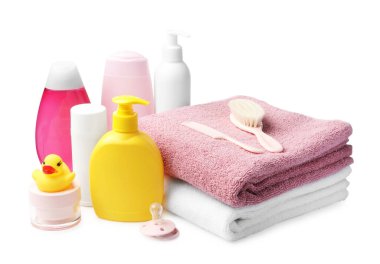 Bebek kozmetik ürünleri ve banyo aksesuarları beyaza izole edilmiş.