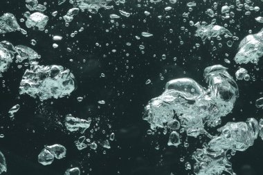 Koyu arkaplanda birçok su kabarcığı, yakın plan