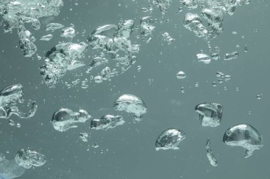 Gri arkaplanda birçok su kabarcığı, yakın plan