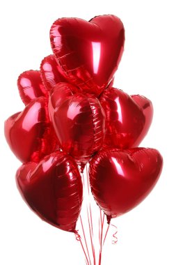 Kalp şeklinde kırmızı balonlar beyazda izole edilmiş. Sevgililer günün kutlu olsun.