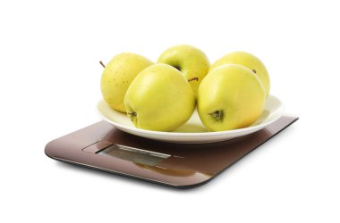 Modern elektronik mutfak terazisi ve beyaz elmalar.