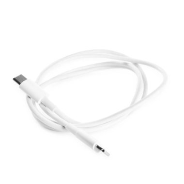 Bir USB şarj kablosu beyaza izole edildi