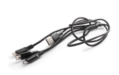 Siyah üçlü şarj kablosu beyaza izole edildi