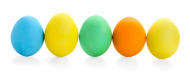 Mutlu Paskalyalar. Parlak boyalı yumurtalar beyaza izole edilmiş