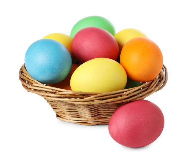 Birçok süslü Paskalya yumurtası beyaz sepetin içinde izole edilmiş.