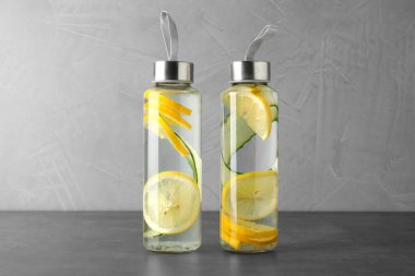 Gri masadaki limonlu su