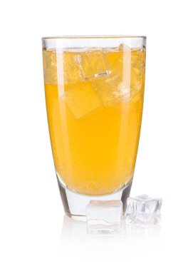 Bardakta tatlı soda ve beyazda izole edilmiş buz küpleri.