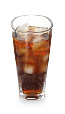 Kola tazeleniyor, beyaz bardakta buzlu.