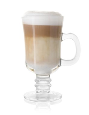 Beyaz üzerine izole edilmiş cam bardakta lezzetli latte macchiato.