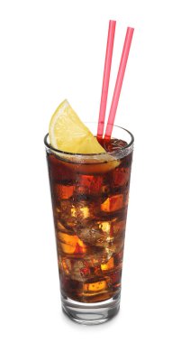 Kolayı limon dilimi, buz küpleri ve beyaz bardakta izole edilmiş pipetlerle tazeliyorum.