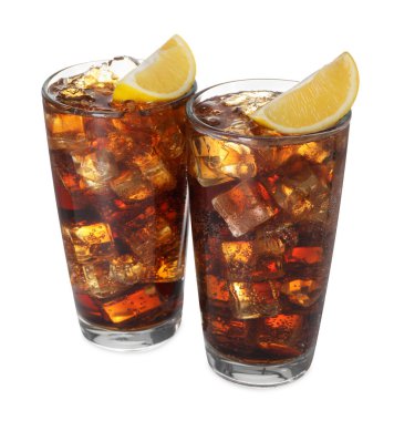 Kola, limon dilimleri ve beyaz bardaklarda buzla tazeleniyor.