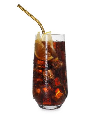 Kola, limon dilimleri, buz küpleri ve beyaz bardakta saman içerek tazeleniyor.