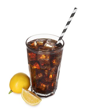 Kolayı buz küpleriyle tazelemek, saman ve limon içmek beyaza izole edilmiş.