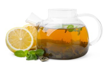 Limonlu aromatik nane çayı, beyaz üzerine izole edilmiş taze ve kuru yapraklar.
