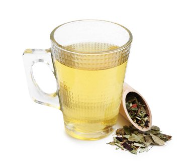Lezzetli bitkisel çay ve kuru yapraklar beyaz üzerine izole edilmiş.