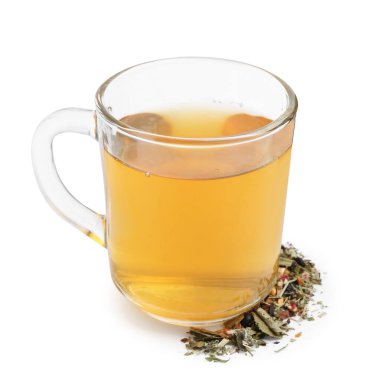 Lezzetli bitkisel çay ve kuru yapraklar beyaz üzerine izole edilmiş.