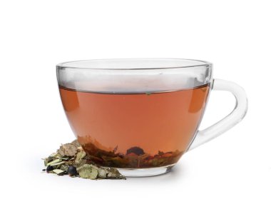 Lezzetli bitkisel çay ve kuru yapraklar beyaz üzerine izole edilmiş.