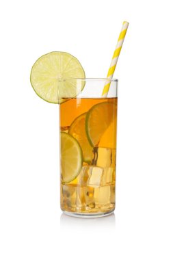 Buzlu çay, limon dilimleri ve beyaz üzerinde izole edilmiş saman içerek.
