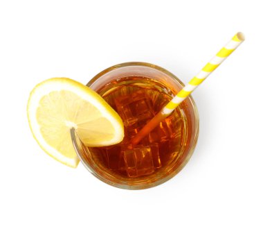 Buzlu çay, bir dilim limon ve beyaza izole edilmiş saman içmek.