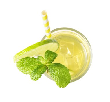 Buzlu çayı nane şekeri, limon dilimi ve beyaza izole edilmiş saman içerek tazeliyorum.