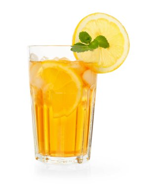 Buzlu çayı limon dilimleri ve nane şekeri ile tazeliyorum.