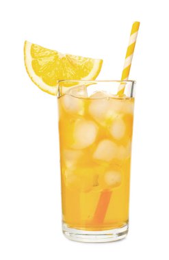 Buzlu çayı bir dilim limonla tazeliyor ve beyaz bardakta saman içiyor.