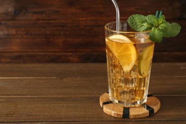 Buzlu çayı limon, limon, nane şekeri ve ahşap masada saman içerek tazeliyorum. Metin için boşluk