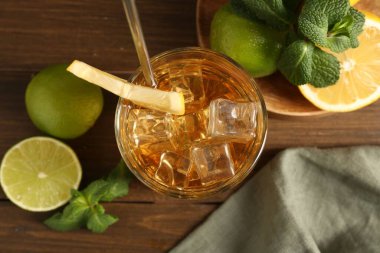 Buzlu çayı limon dilimi, kireç ve nane şekeri ile ahşap masaya seriyorum.