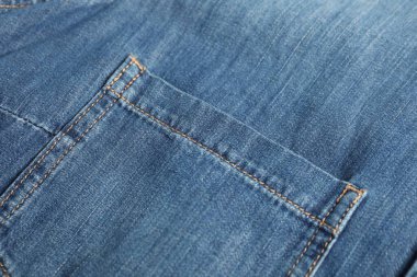 Arka plan olarak cebi olan şık mavi kot, yakın plan