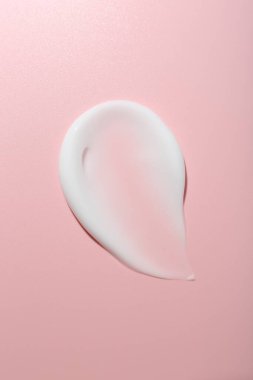 Pembe arka planda krema örneği, üst görünüm