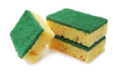 Sarı süngerler beyazda izole edilmiş. Temizlik aracı