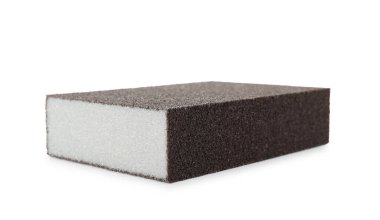 Beyaza izole edilmiş kahverengi bir sünger. Temizlik arzı