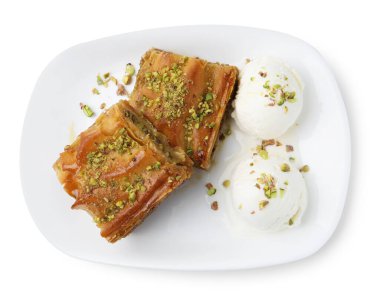 Ezilmiş fındıklı enfes baklava ve beyaz üzerine izole edilmiş dondurma.