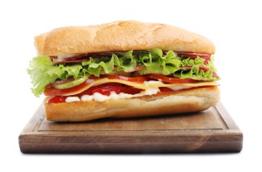 Lezzetli baget sandviç, salam ve peynirli beyaz üzerine izole edilmiş.