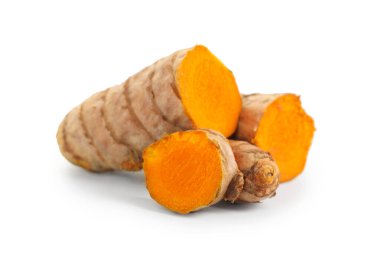 Beyaz renkte izole edilmiş tumerik rizom parçaları